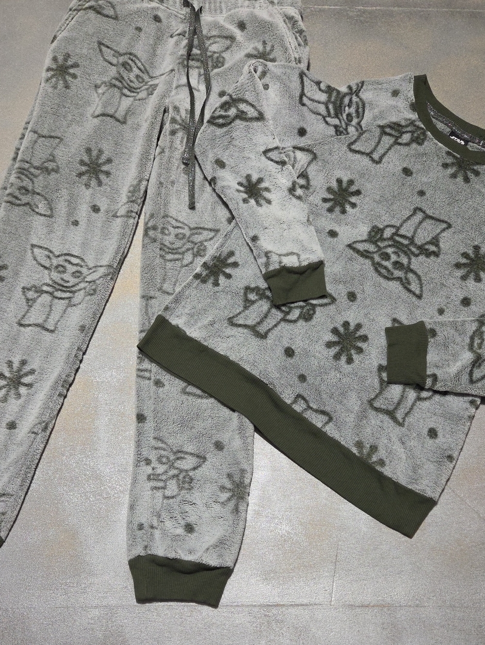 Star Wars Gray & Olive Grogu Fleece Pajama Set Super Soft Excellent